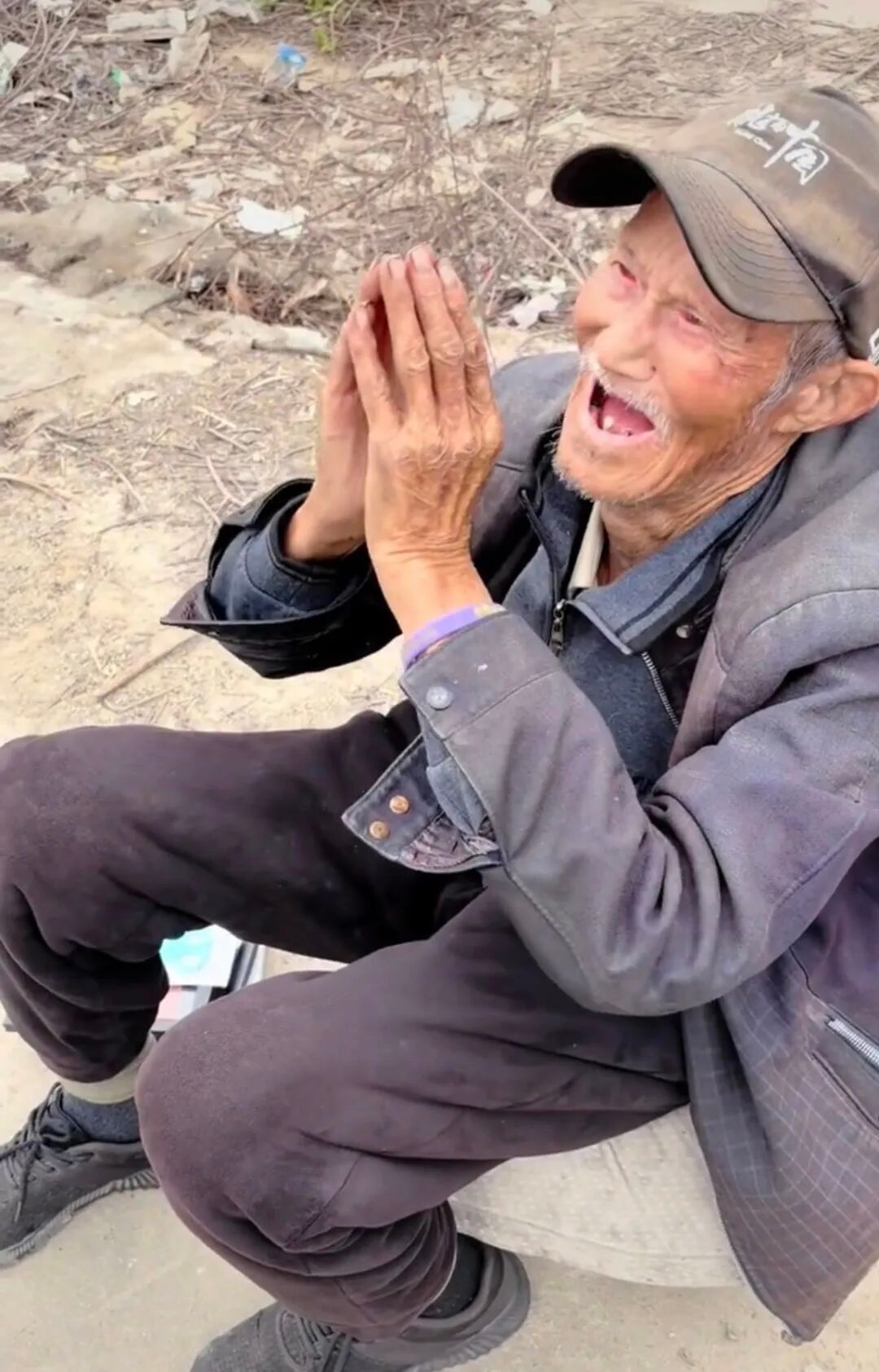 麻绳专挑细处断，厄运专找苦命人，愿老人身体健康！儿子一家去世老人骑行30年治愈自