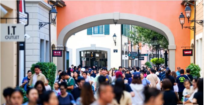 这次春节，有一个不容忽视的消费现象！

那就是当各大顶奢商场和大众商场冷冷清清之