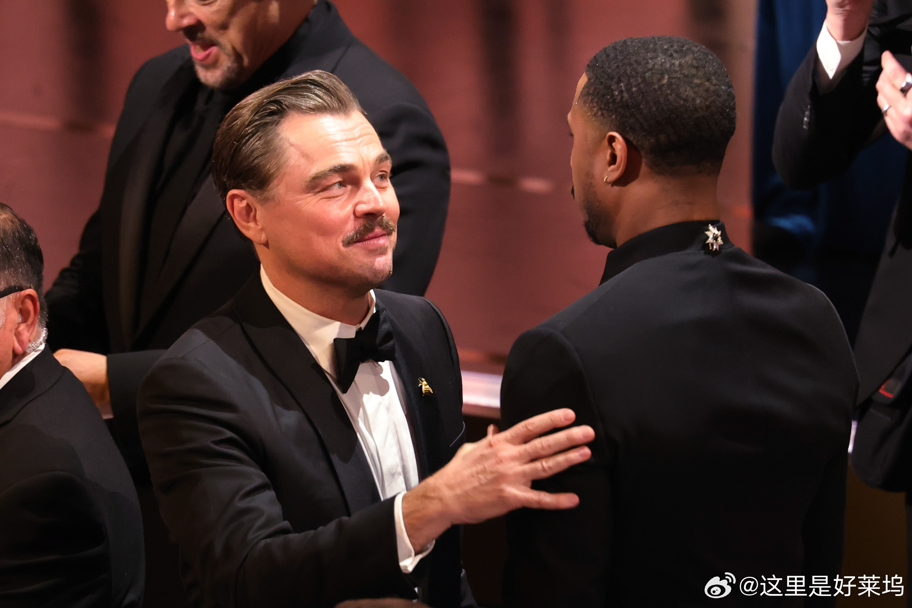 乔丹奥斯卡影帝小李子拥抱乔丹 刚刚，“小李子”莱昂纳多·迪卡普里奥（Leonar