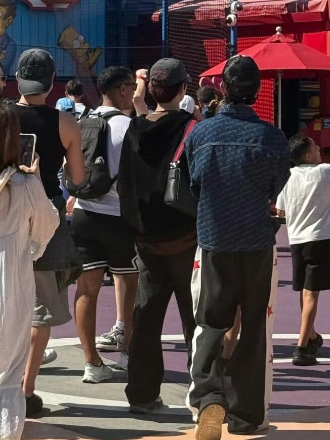 la环球影城偶遇zb1LA环球影城偶遇章昊网友la环球影城偶遇zb1了 ​​​