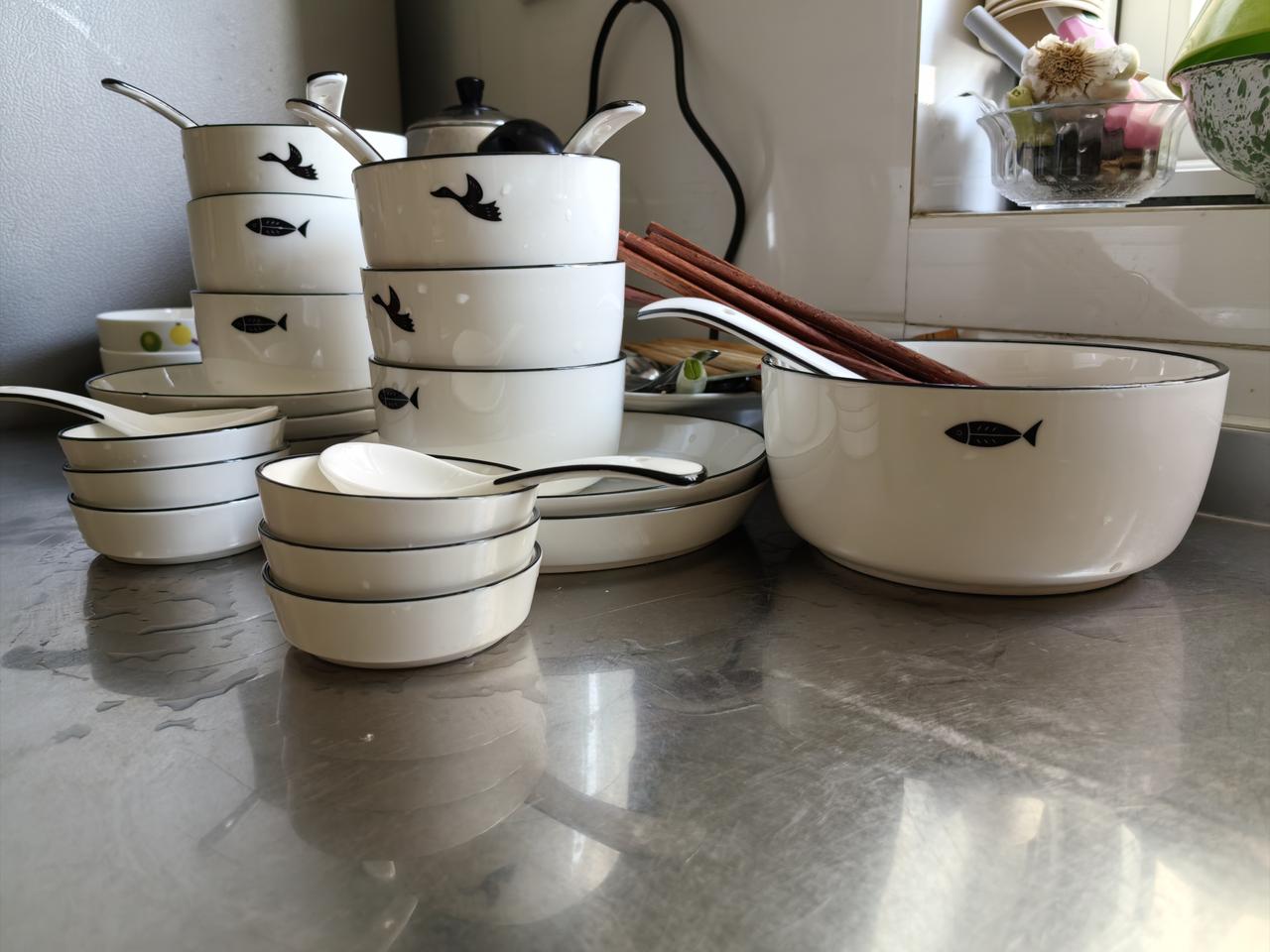 今年老伴买了六个盘子  六个碗。

以前每年都是买两个碗和筷子，今年老伴说家有喜