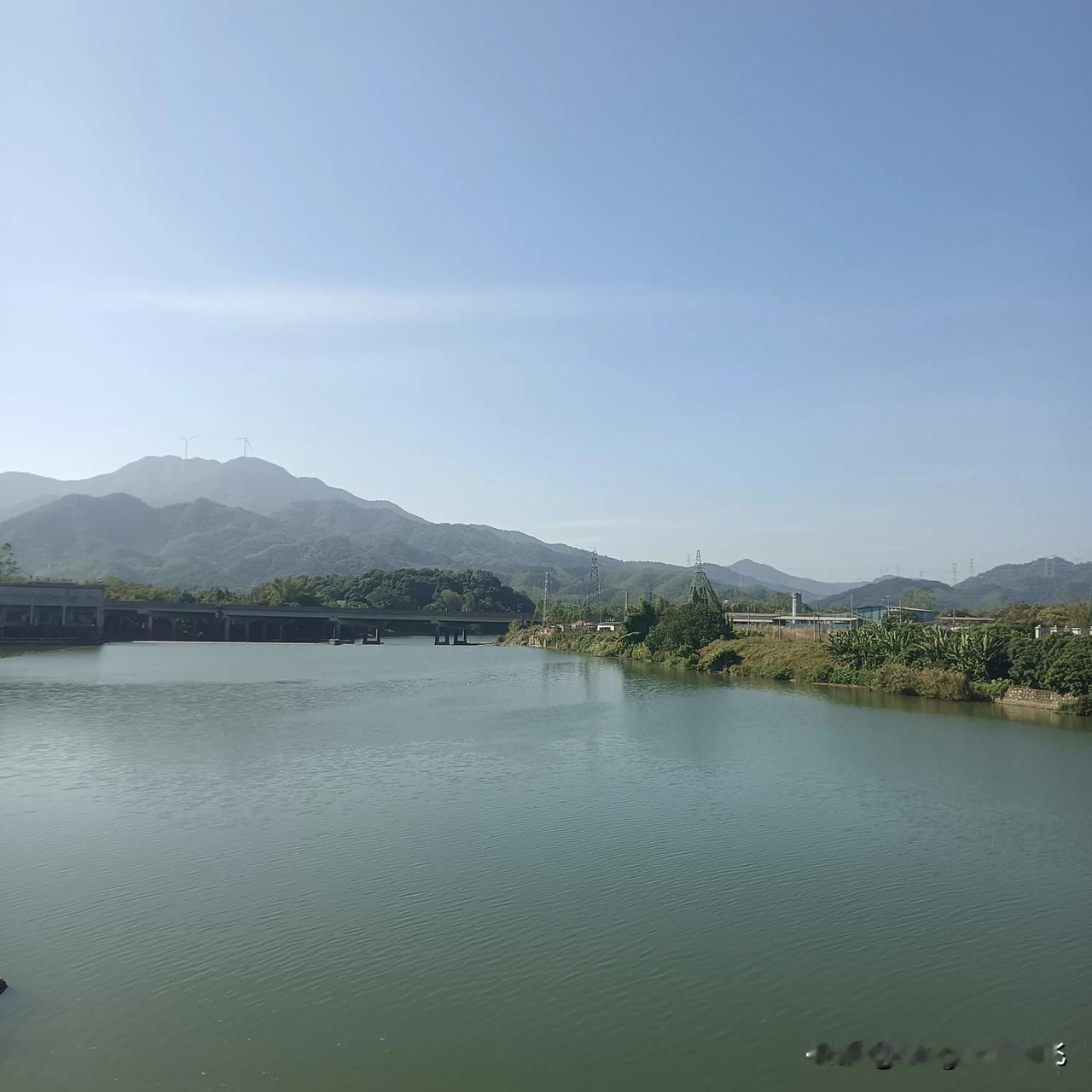 这里，就是我居住的小镇，山青水秀，空气新鲜，非常美丽！
#秋日生活打卡季# 
 