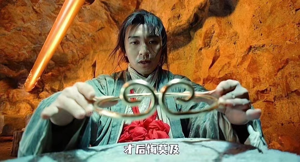 紫霞喜欢至尊宝，至尊宝喜欢白晶晶，白晶晶喜欢齐天大圣，齐天大圣喜欢紫霞。至尊宝和