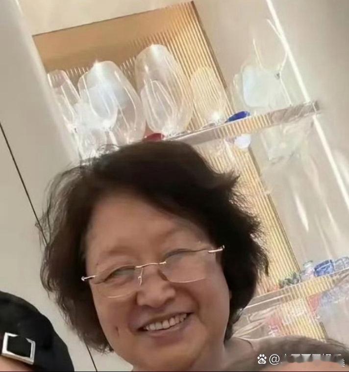 黄晓明晒了一张搂着爸妈吃饭的合照，结果几百万双眼睛全死死盯上了他身后的墙。 