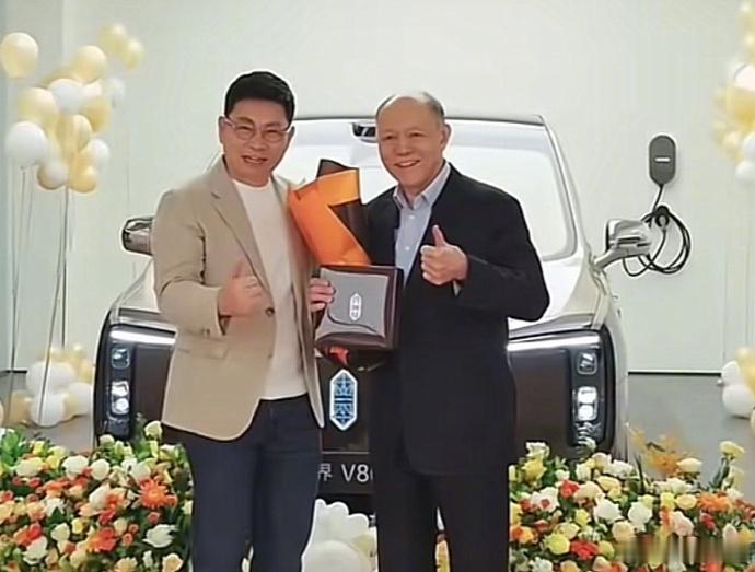 余承东亲自为霍英东集团总裁交车 国庆假期，鸿蒙智行迎来一场备受关注的交车仪式。华