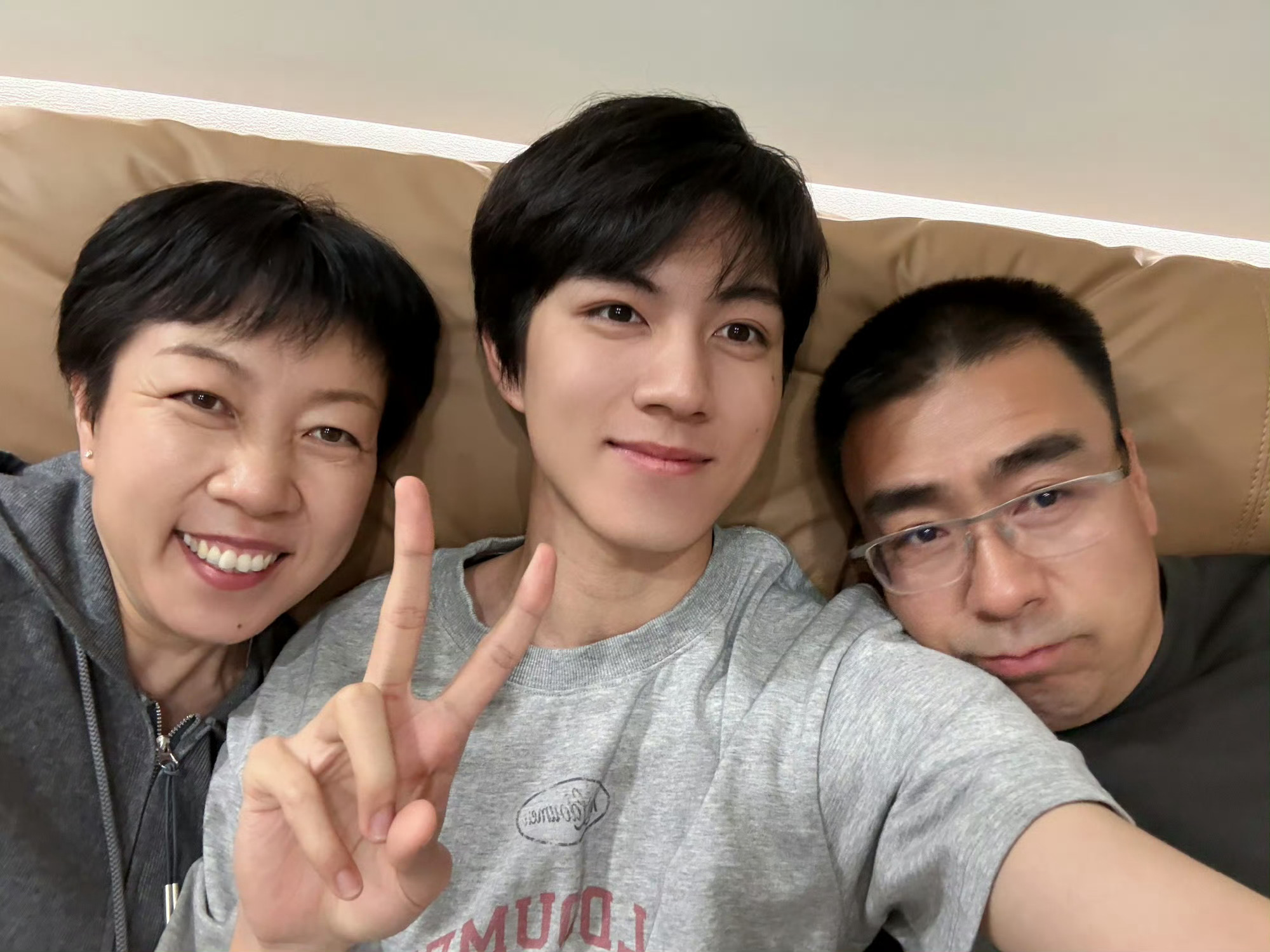 赵一博过年当然要团圆啦哇哇哇😯过年当然要在一起啦赵一博一家团圆