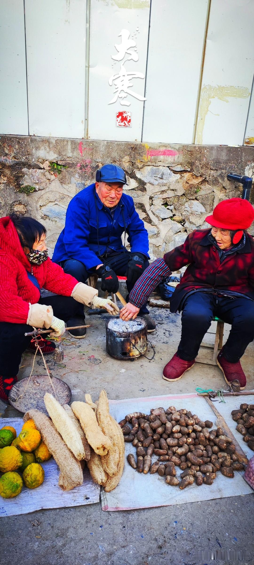 冬日生活打卡季上午陪老爸去菜市场逛了一圈，卖菜的大爷大妈们扎堆儿歇火。老爸冷冷的