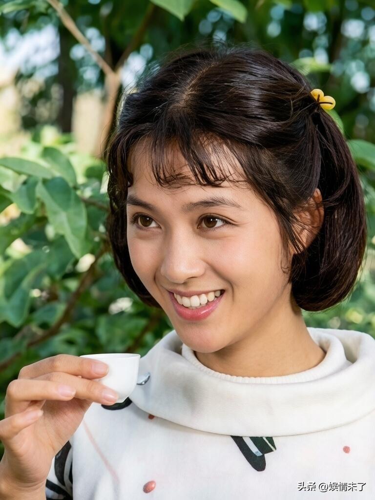 七旬龚雪，风韵尚存。
镜头里发色精致是化妆、染发、假发修饰的效果。私下生活里她十