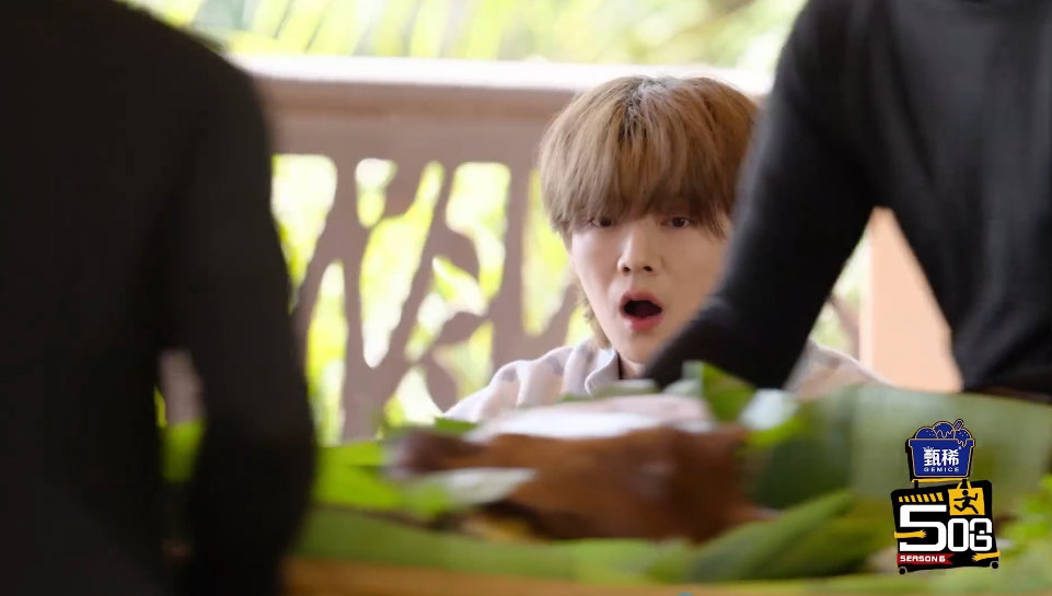 鹿晗嘴巴大的可以吞下一头牛鹿晗这嘴张的，感觉真的能吞下一头牛了！关键是眼神还一路