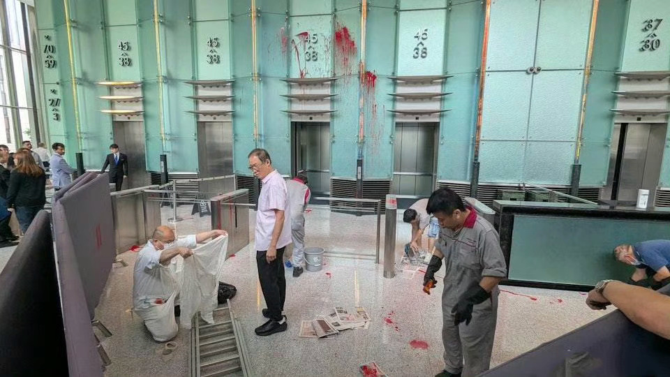 男子求见李嘉诚被拦打伤保安这就让我想起来了，在阿里门口蹲了一个月要见马云的，没做