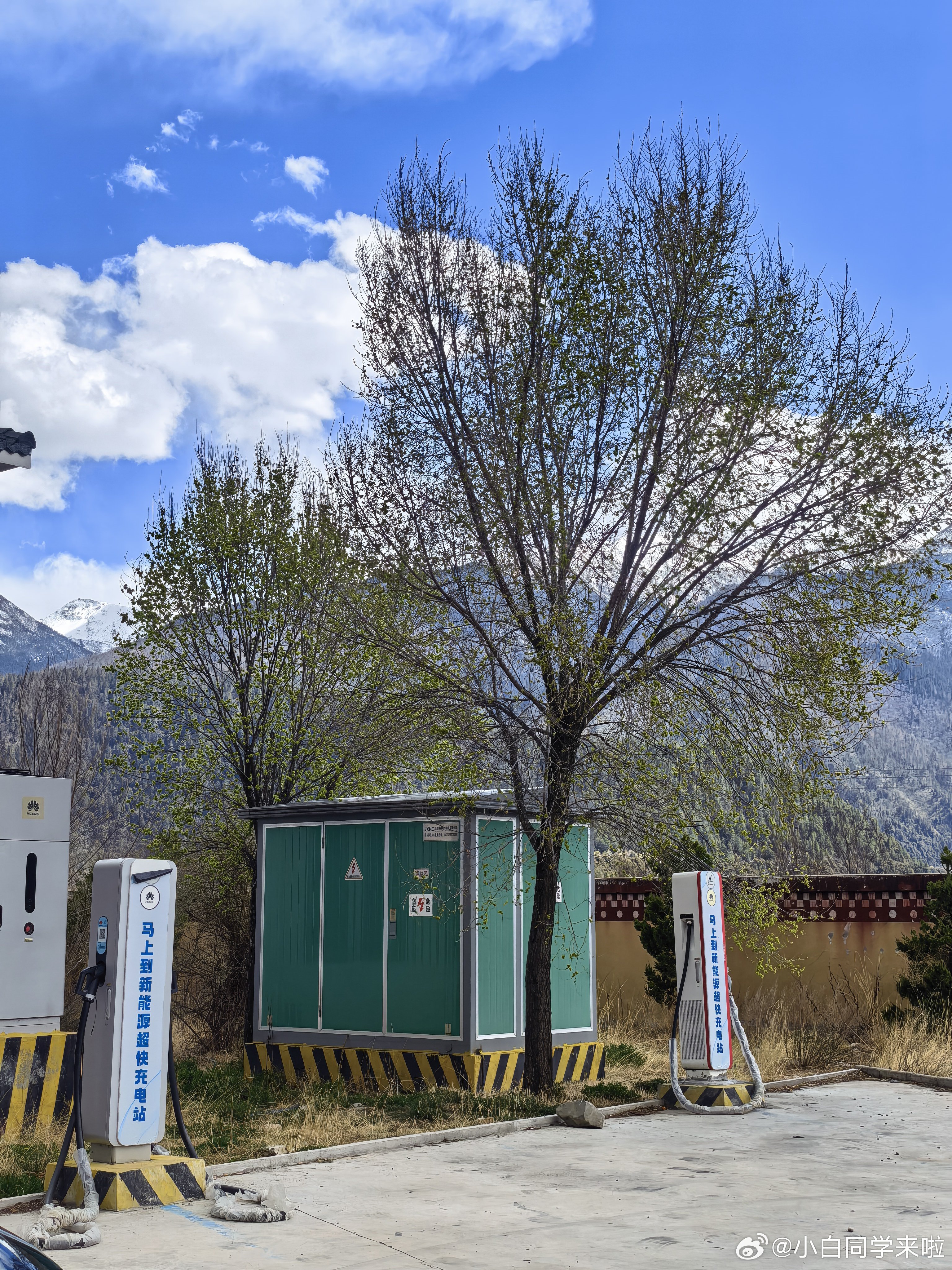 林芝百巴服务区唯一的充电站，看了下四个华为充电桩，一共是 7 把充电枪。大v聊车