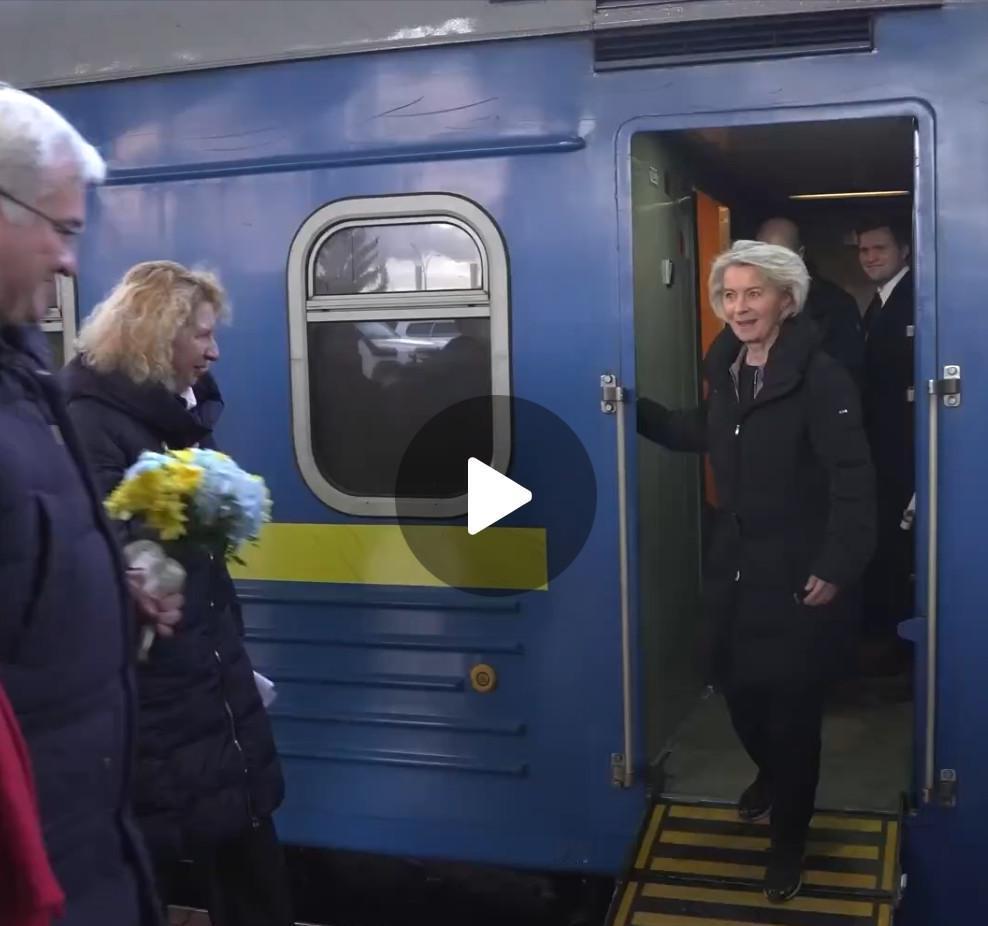 “和平必须按照乌克兰的条件实现”：冯德莱恩在俄乌战争四周年之际抵达基辅
 
“这