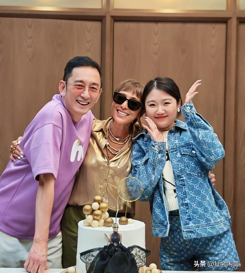 吴启华女儿都这么大了！
 
上山诗钠62岁生日宴的合影。演员吴启华专程前来赴宴，