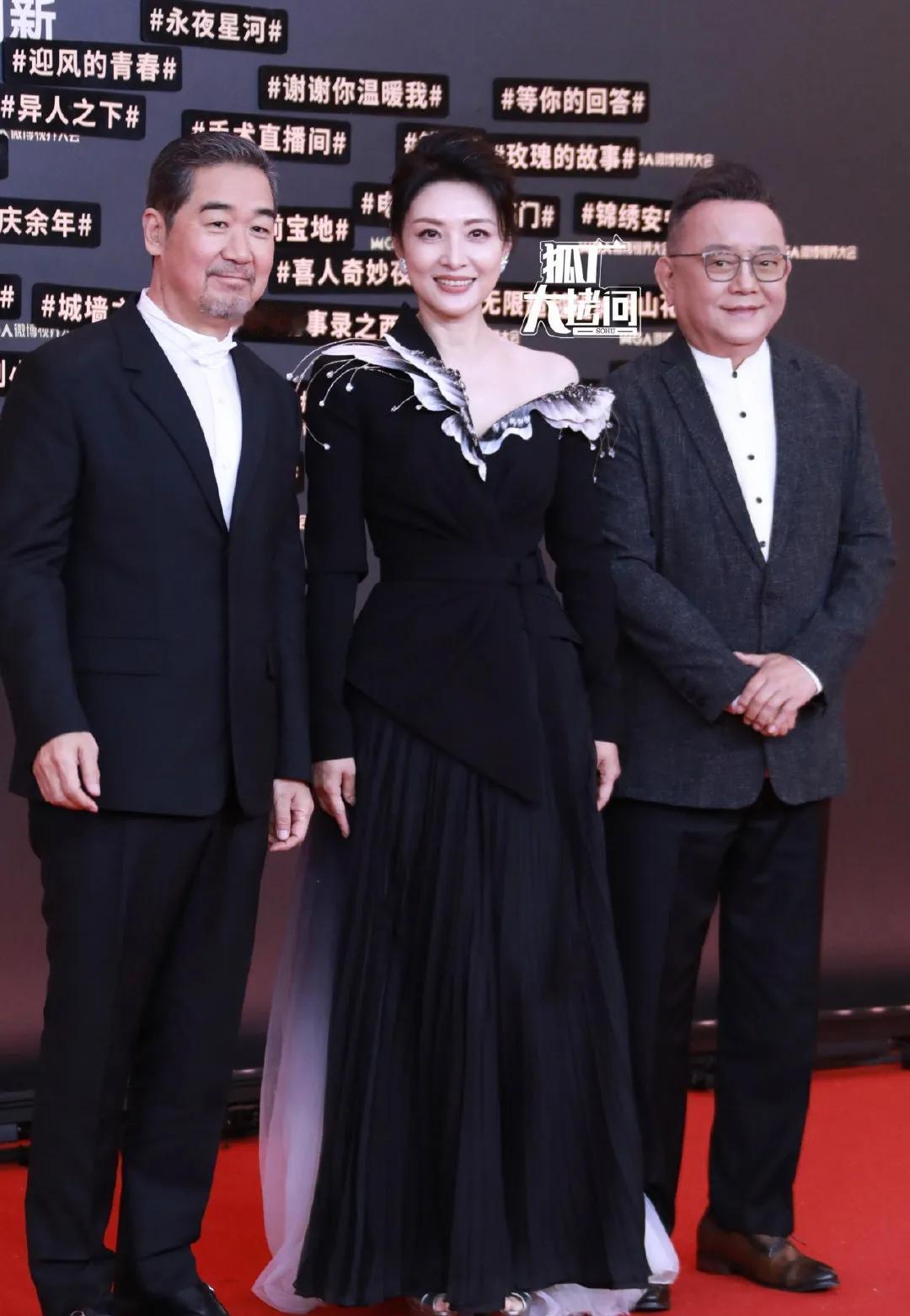 周涛罕见亮相活动，好久不见，依旧那么美，今年56岁的周涛状态太抗打了，完全看不出