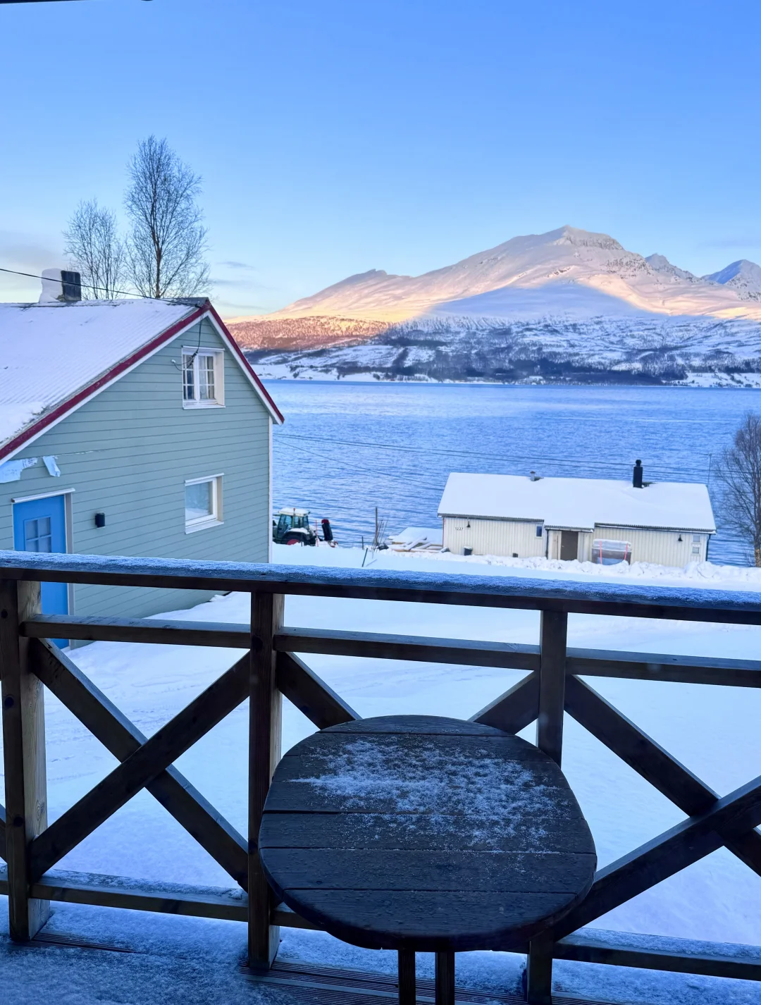 阳光下的峡湾美出了一个新高度！