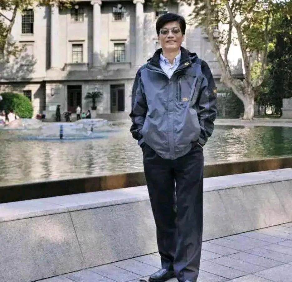 真想不通，袁久红这样一个斯斯文文的人竟然也会在背地里如此龌蹉！

而且他又是身居