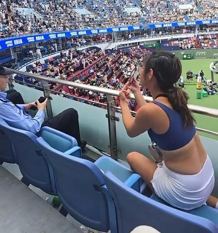 警方通报上海网球大师赛球迷被抬出场，我看了现场的视频，这是看比赛喝点酒耍酒疯了吗