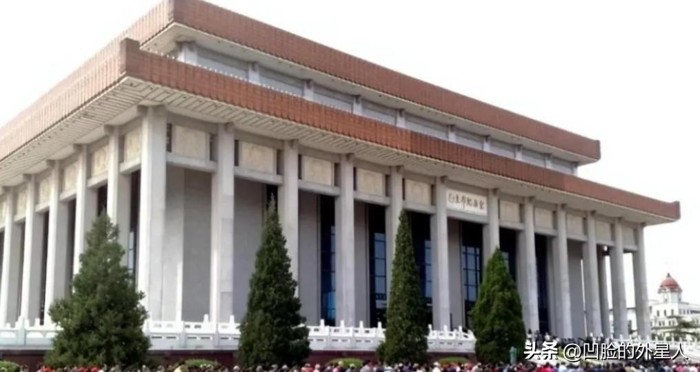 1976 年毛主席纪念堂筹建设计时，老专家们始终执意主张坐北朝南，谷牧一番话一锤