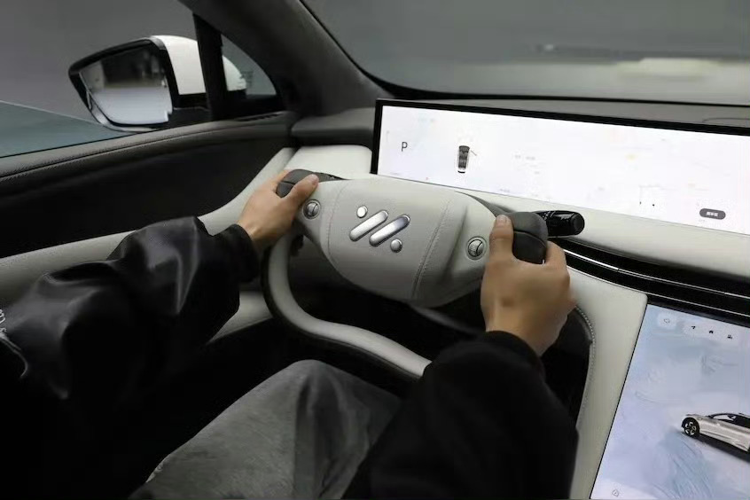 半幅式方向盘或将被禁止既然开始叫盘，那就应该是圆形的，后来设计师脑洞大开，各种形