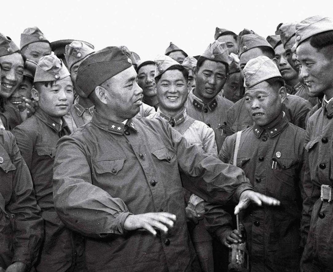 1941年，晚清大内高手宫保田给许世友的士兵切磋武艺，一套武功打下来，满场大惊，