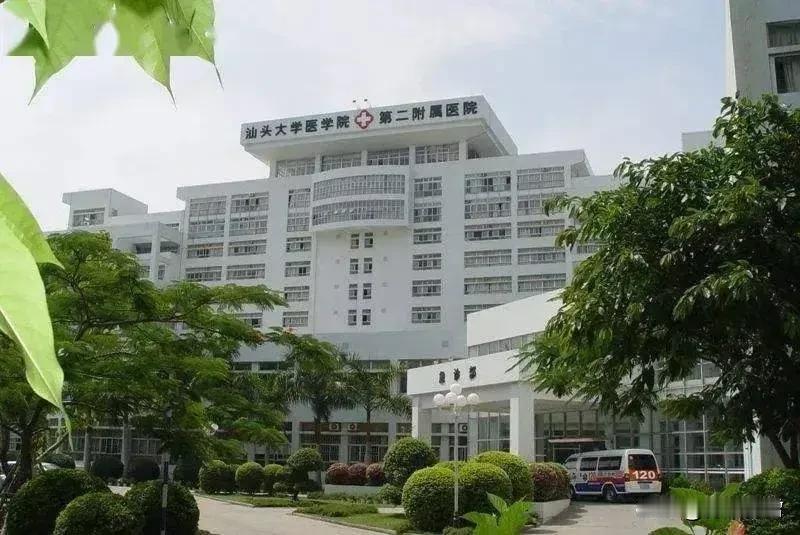 刚刚在汕头大学第二附属医院，亲眼目睹了一场特权与反特权的较量！
下午13：30左