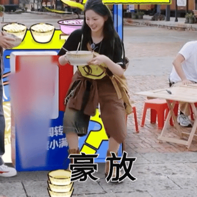 #杨超越一看就没上过名媛培训班# 看着她端着米线，蹲在一旁，那一刻，我仿佛看到了