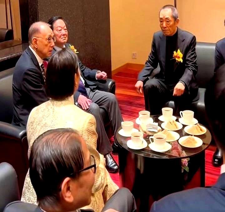 74岁的张艺谋主动起身伸手，杨澜却看都不看一眼，直接从他面前绕了过去。
 
国师