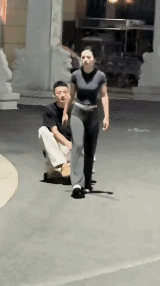为了帮助女朋友减肥，小伙子也是拼了，这个方法挺别致的！