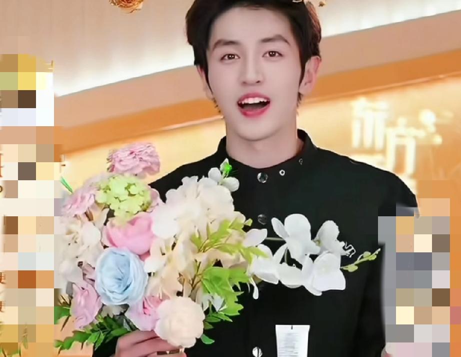 奋山提前转正，却传出了明明离职的消息，不得不说这就是职场。

近日，奋山在直播的