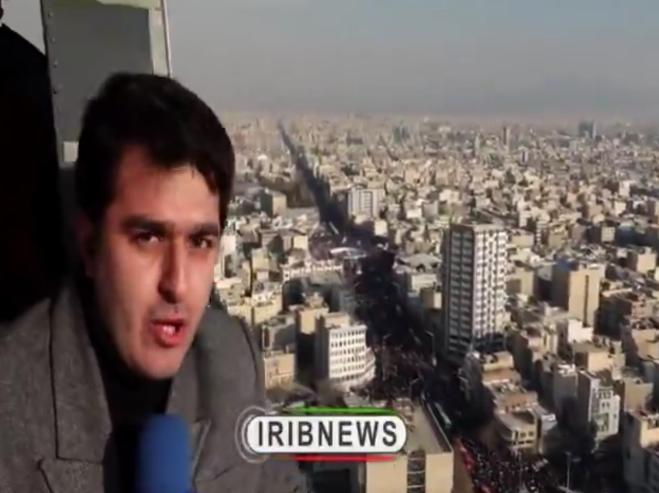 伊朗记者太拼了！当地时间1月12日，伊朗电视台记者坐着直升机播报德黑兰情况，伊朗
