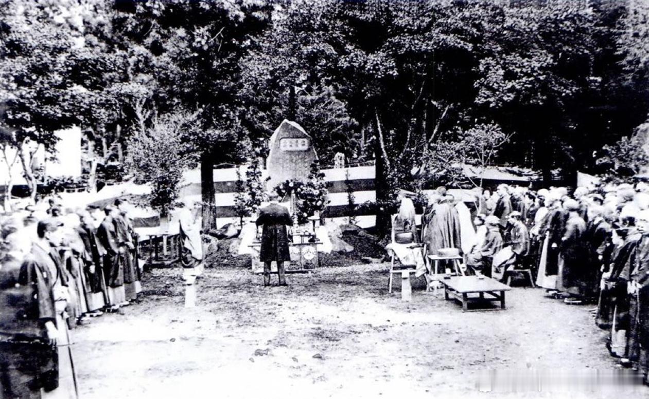 1913年2月27日孙中山在东京参加追悼山田良政纪念会，并手撰碑文表彰其在190