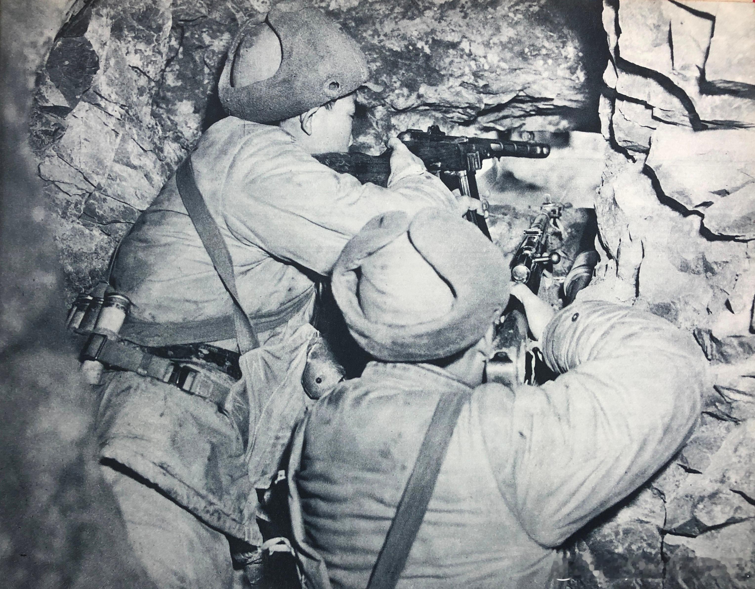 志愿军战士利用设置在坑道的射击孔，出其不意杀伤占领表面阵地敌军军事历史全触达