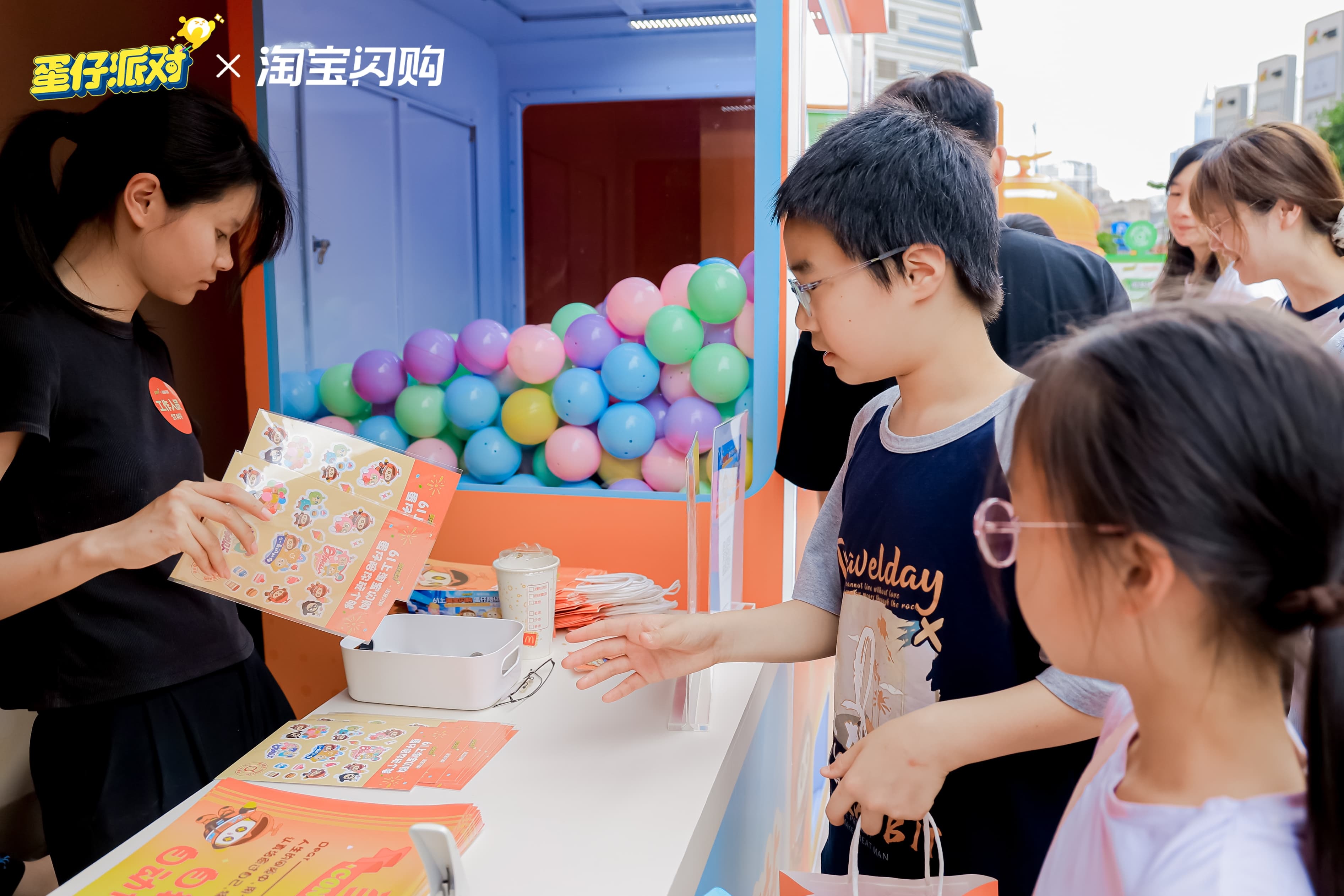 我为什么不能活成一个小蛋仔？我就每天在蛋仔岛上呢，和另一群肥肥圆圆的蛋，撞来撞去