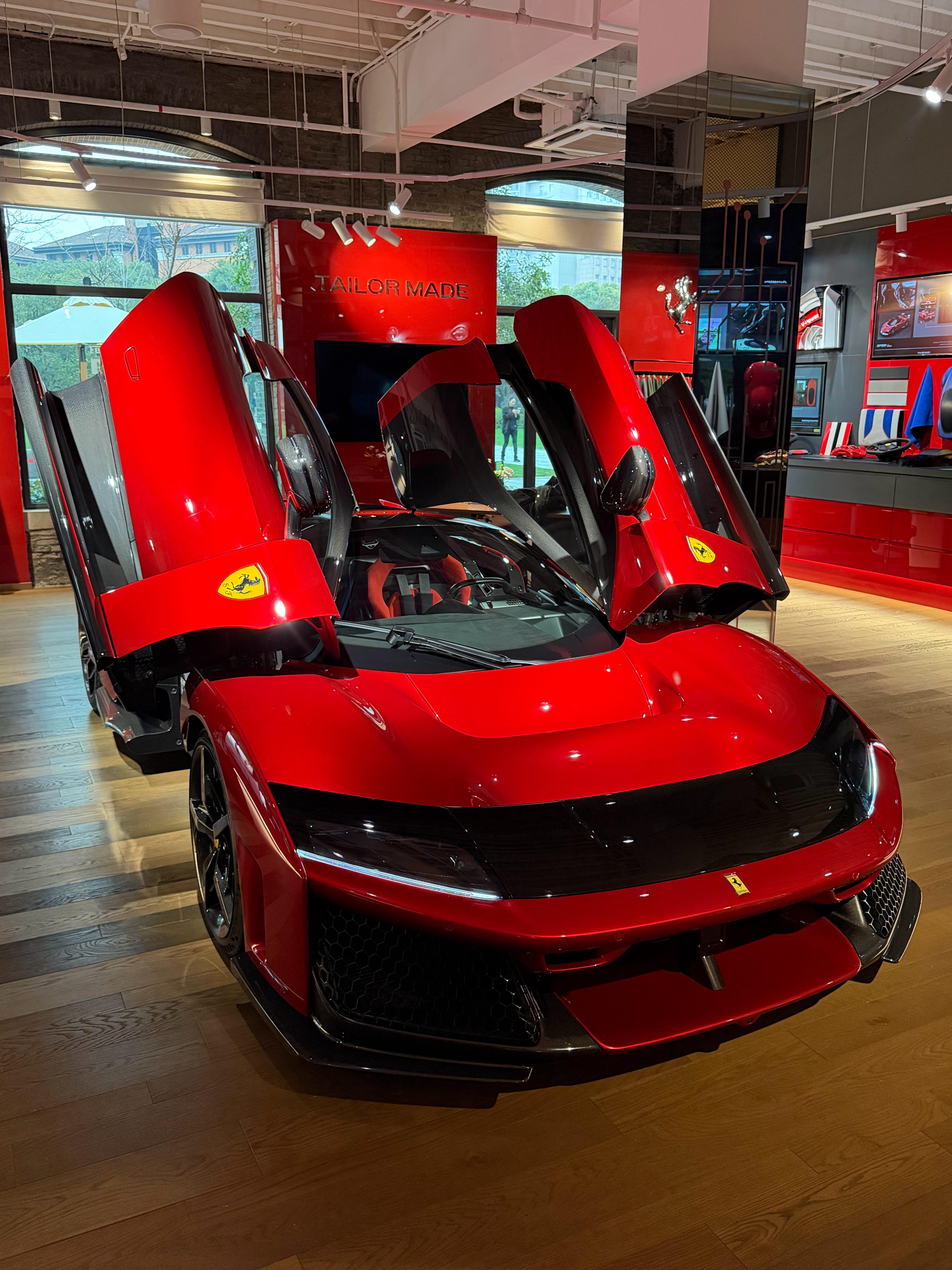 今天没能看到F80的同学也不用伤心总部说这台展车会在上海待到三月底（F1之后）法