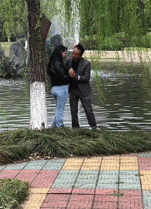 空气中弥漫着荷尔蒙的气息