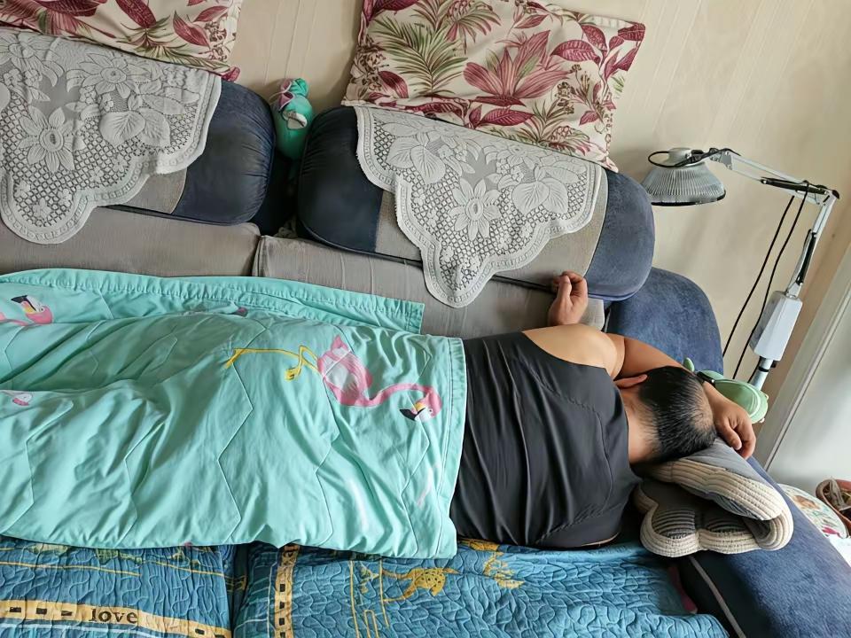 很现实版？
为了孩子有个完整的家，又有多少人把生活过成这样，孩子的一声妈，叫软了