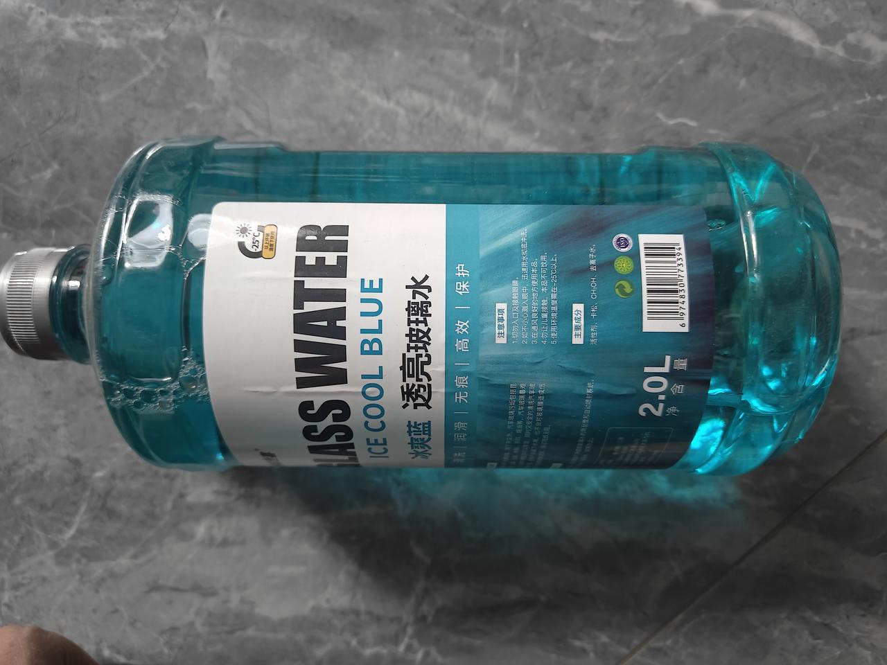 养车玻璃水肯定是必需品，现在这玻璃水品种太多了。我的车买回来两年了，玻璃水怎么着