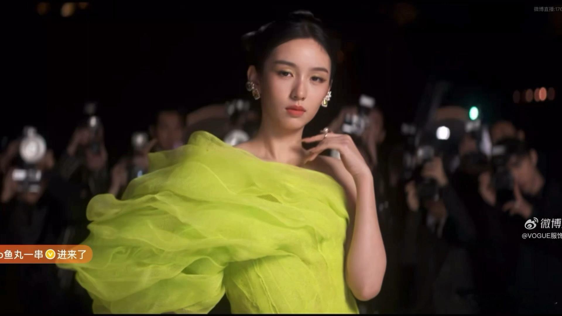 周也最后的ending  周也VOGUE红毯最后的ending真的神了，闪光灯一