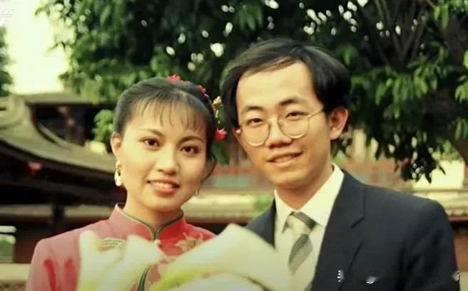 郭正亮是个明白人，政治学博士出身，老婆也是个贤内助！郭正亮，1961年6月出生于