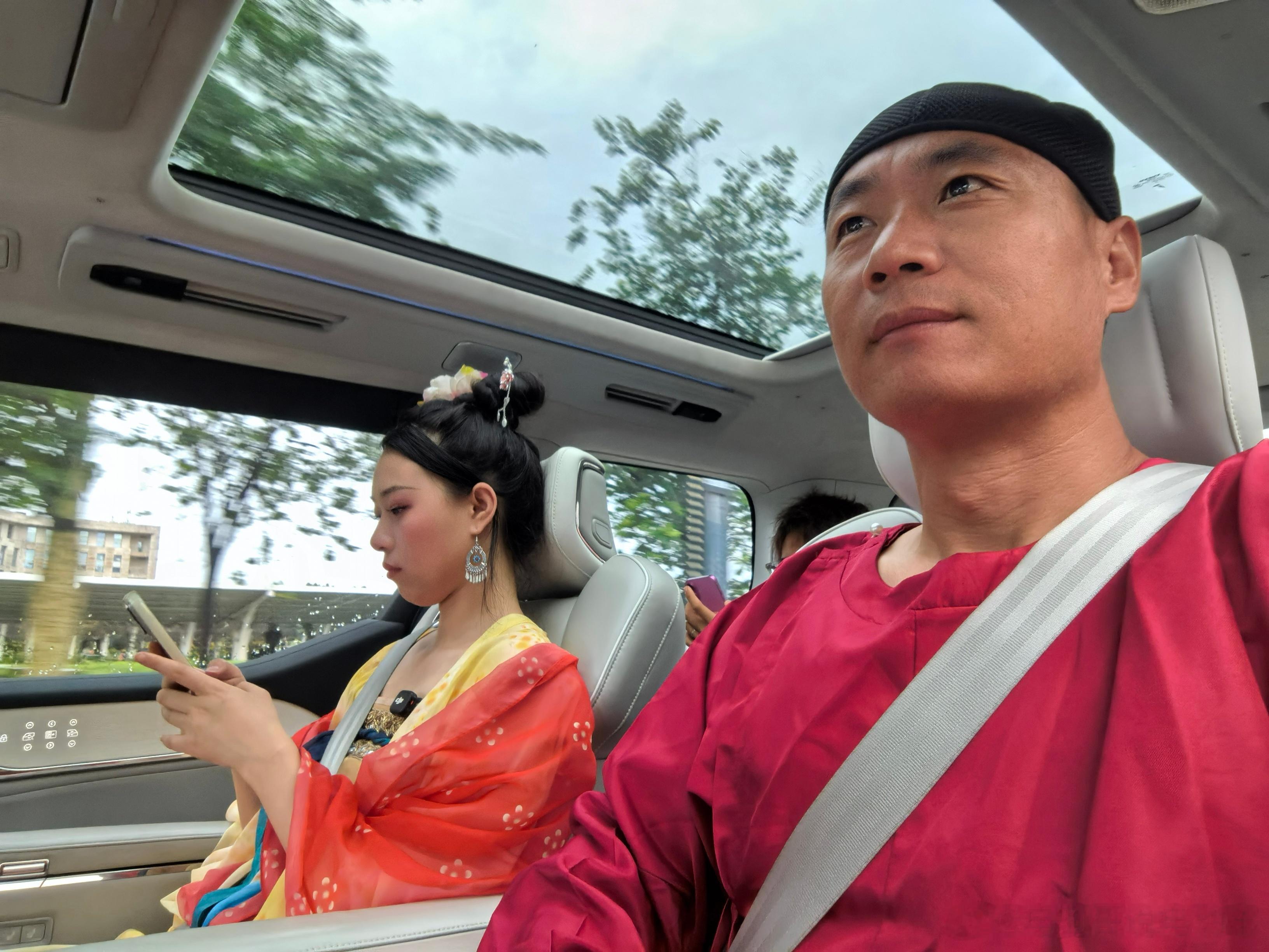 今天陪贵妃娘娘到岭南摘荔枝，送回长安。。有豪华MPV当座驾，贵妃娘娘都亲自来采摘