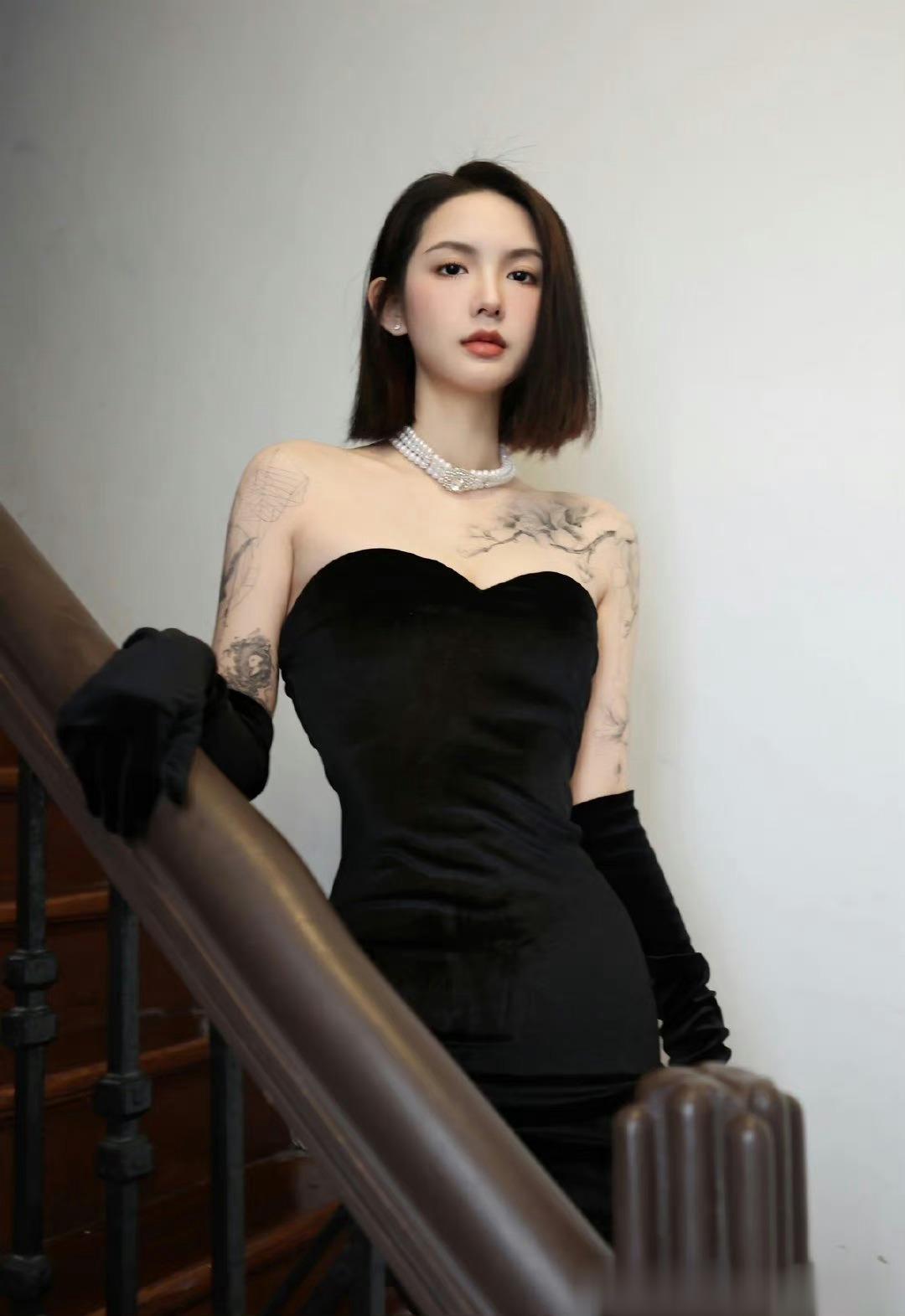 夏夜白昼躺在黑暗的床上垂死的躯体渐渐丧失生命的余温蟋蟀唱着死亡的颂歌星光放飞白色