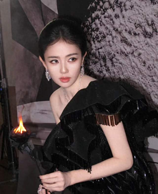 白鹿芭莎盛典开毯封神！黑裙配非遗团扇 把东方美学穿到国际红毯上
