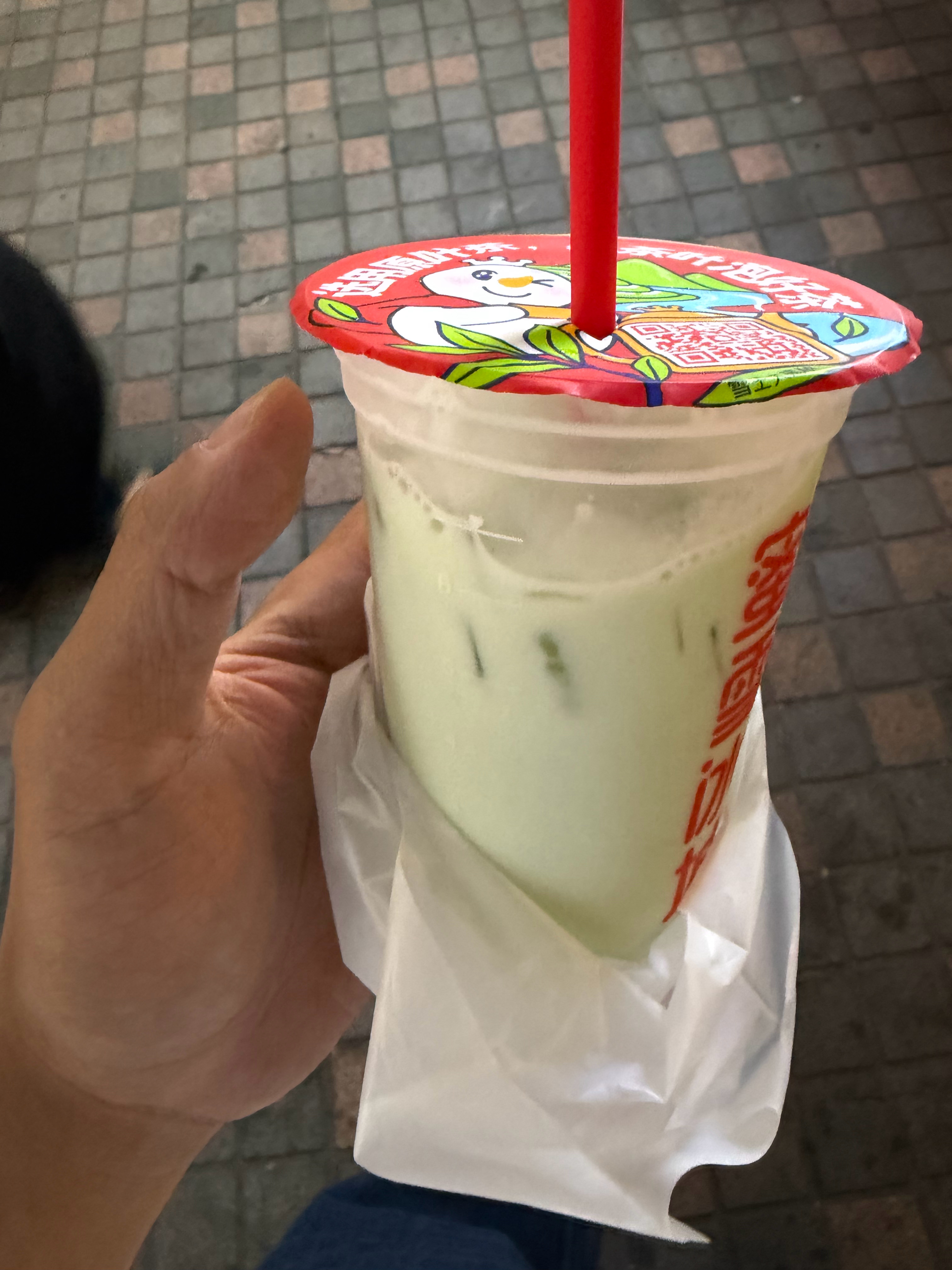 我刚听人家说蜜雪冰城新出的那个薄荷奶绿很好喝，我没有一丝犹豫，立马提上鞋子冲下楼