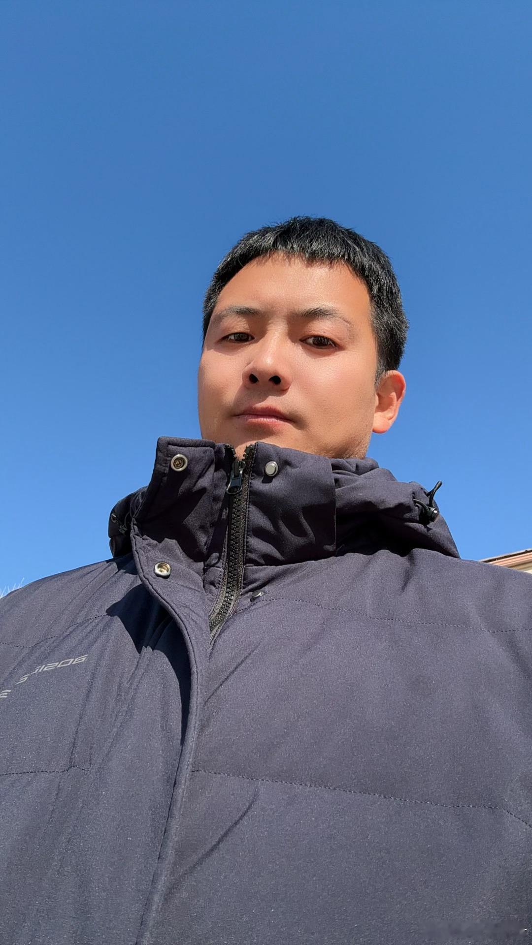 最近感冒一直心情都不太好，但是今天天气特别的好蓝天无云暖阳打在脸上特别舒服，之前