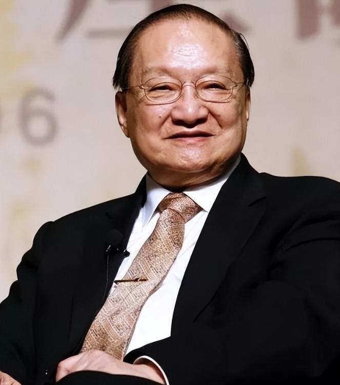 1946年，金庸回到阔别十年的老家海宁袁花镇，见到了父亲新娶的妻子，也就是他的继