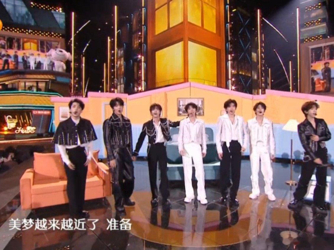 时代少年团又偷偷开演唱会了 时代少年团在海口唱《卧室巨星》，这里是开首场万人演唱
