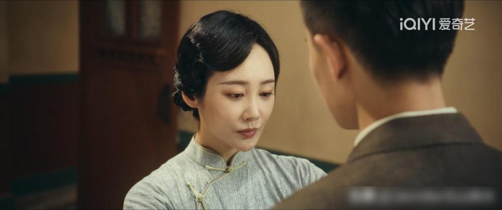 电视剧《风与潮》，何贤一生娶了五房太太，只有他的原配，也就是剧里出现的郭绮文，陪