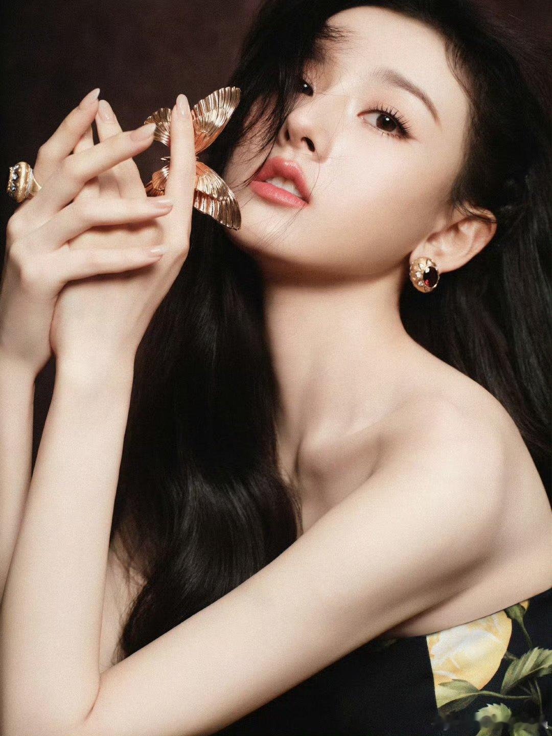 宋祖儿你是一块青提小蛋糕 被绑架戏份都藏不住的甜！绿袍裹着青提的鲜，白衣透着奶油