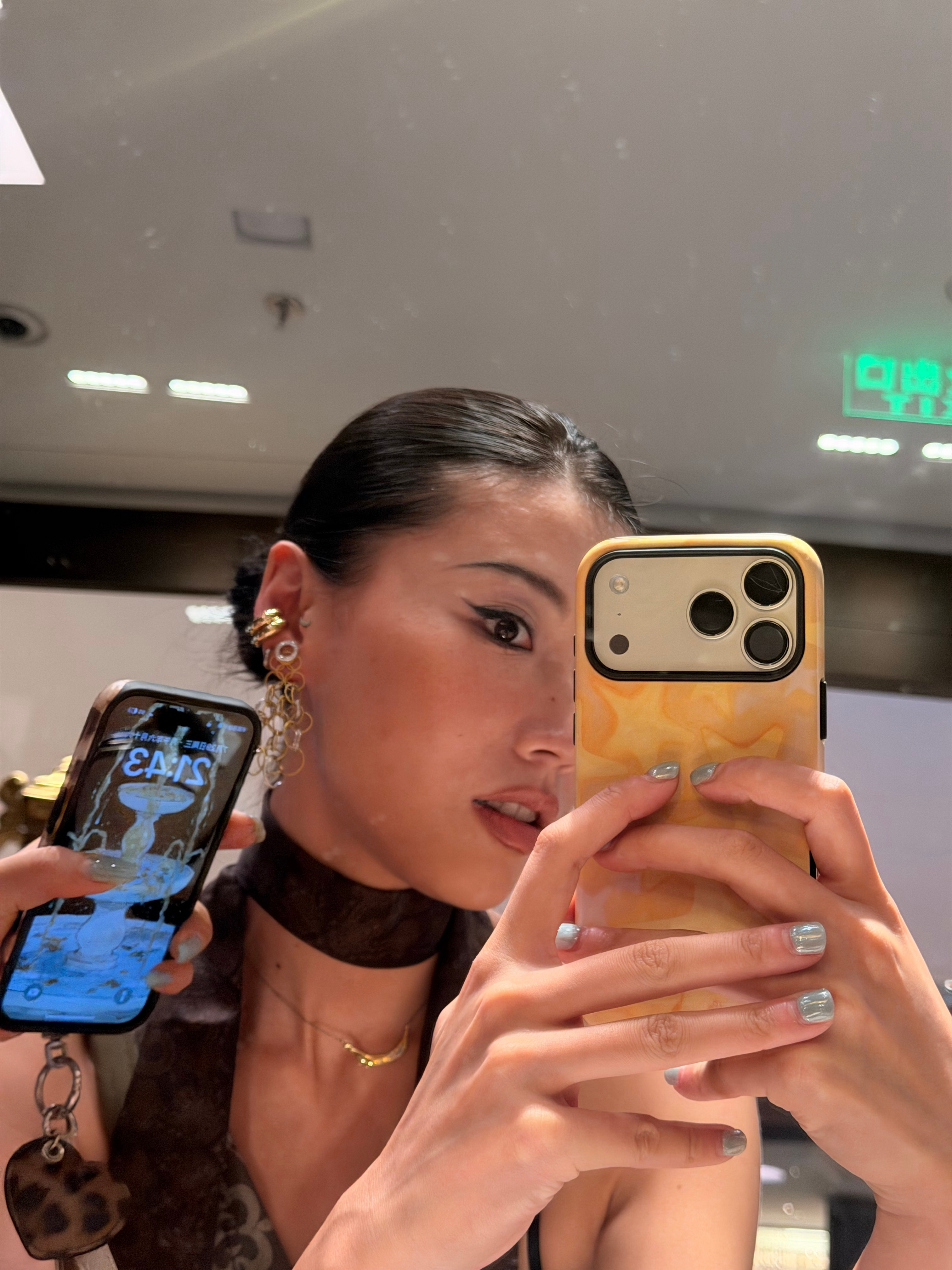 珠光宝气人格已激活和朋友在珠宝店里大试特试 布契拉提的钻石耳环我好想泳有 要带就