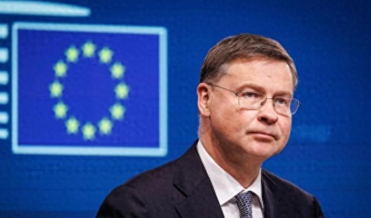 这笔钱名义上是借，实际上要等俄罗斯赔款才还得上，而赔款现在连影子都没有。大家嘴上